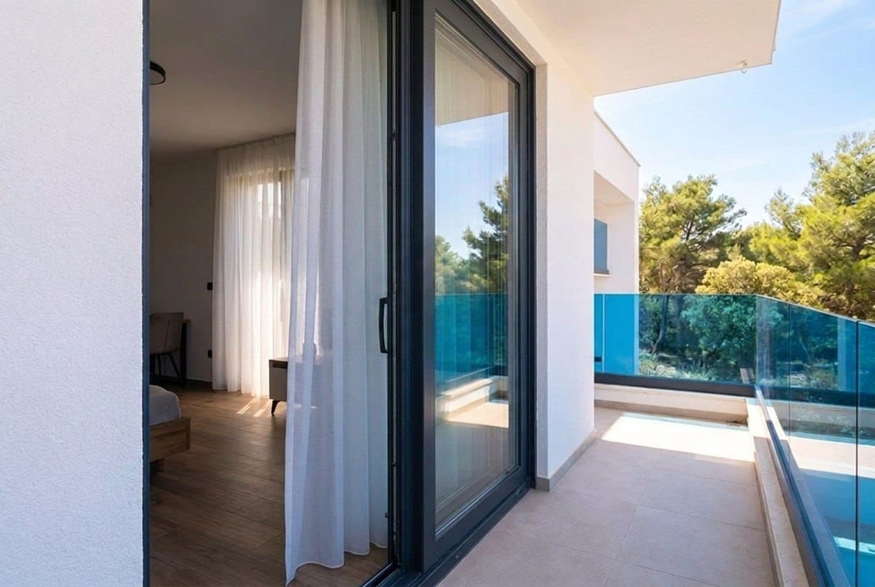 <img src="sliding-door.jpg" alt="Moderne aluminium schuifdeur met groot glasoppervlak">